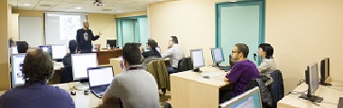 una classe in ascolto del professore