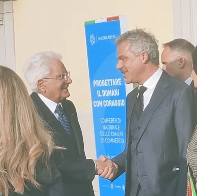 Stretta di mano tra il Presidente della Repubblica, Sergio Mattarella, e il Presidente della Camera di Commercio di Firenze, Leonardo Bassilichi