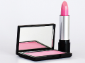 immagine con un rossetto e un fard