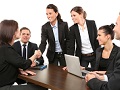 persone riunite attorno ad un tavolo 