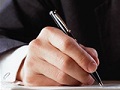 una mano che appone una firma