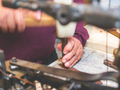 un artigiano al lavoro