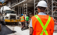 cantiere edile con operai al lavoro