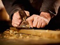 artigiano che intaglia il legno
