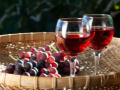 due calici di vino in una cesta con dell'uva