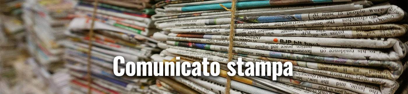 Immagine con quotidiani impilati