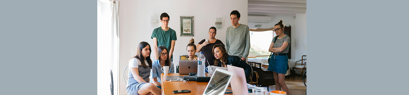 Giovani intorno ad un tavolo