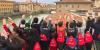 Ragazzi sul tetto della Camera di commercio con zainetti Orientarsi al futuro